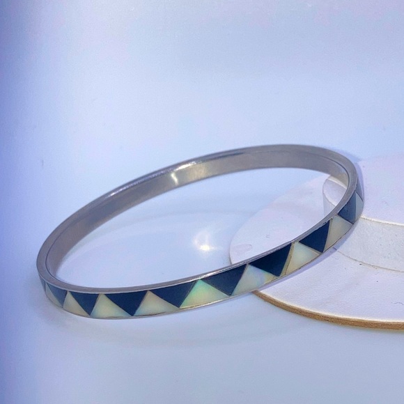 Vintage Jewelry - Vtg Mod MOP Mother Of Pearl & Onyx Triangle Inlay Silver Tone Bangle 8” C / 2.5”